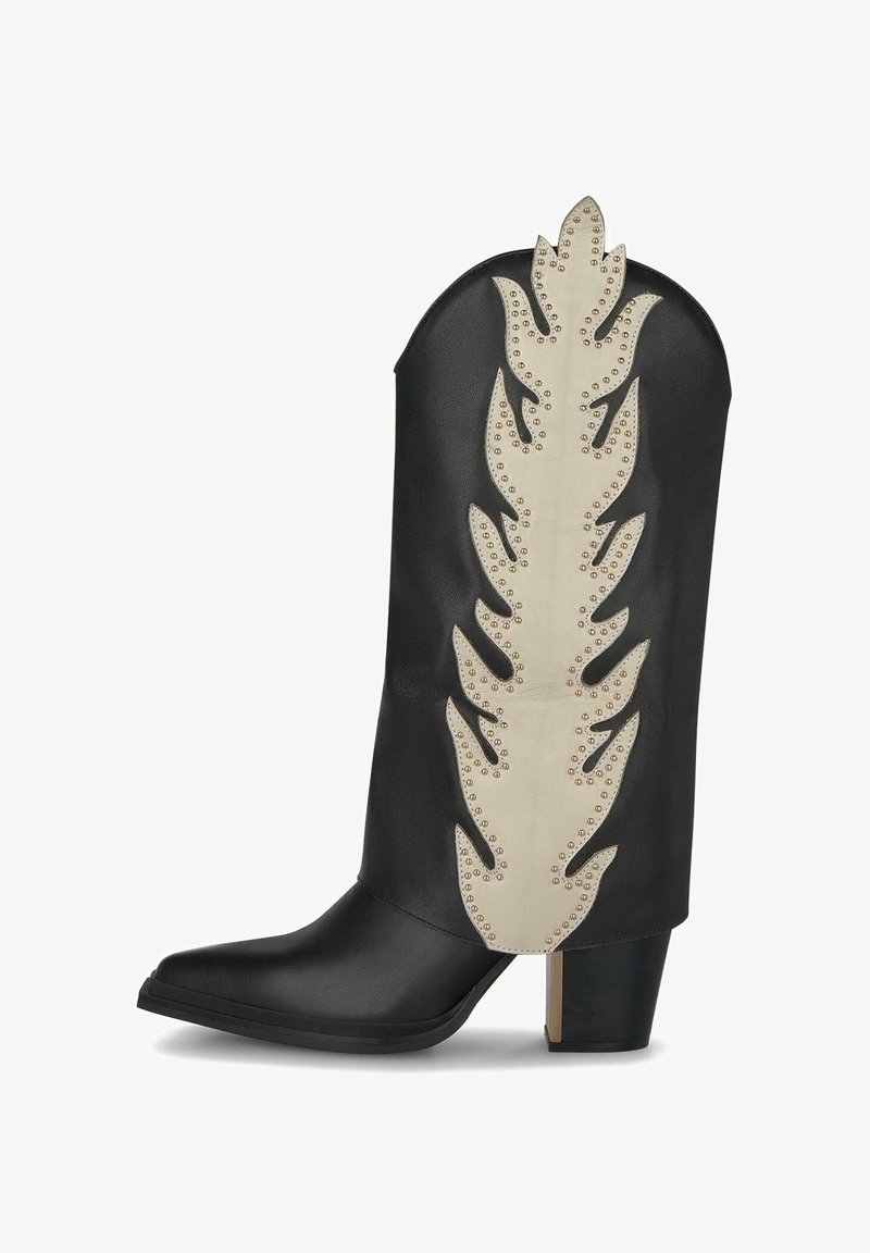 Schwarzer Lederstiefel mit spitz zulaufender Zehe und klobigem Absatz. Besitzt ein großes weißes Blätterdesign, das mit Metallnieten am Seitenrand verziert ist.