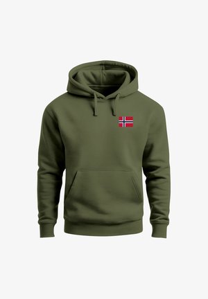 Olivgrüner Hoodie mit einer Vorderentasche und einem kleinen norwegischen Flaggenemblem auf der Brust. Weicher Stoff, lockere Passform und Kapuze.