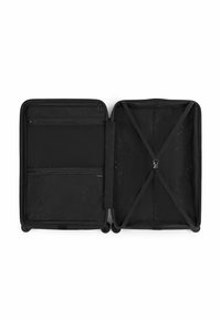 Zwarte koffer met wielen en een gestructureerde binnenkant. Bevat twee met rits afgesloten vakken, een kruisband om spullen vast te zetten en soepele wielen.