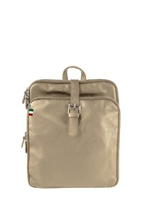 Beige leren tas met een gestructureerd oppervlak, voorzak met rits, bovenhandvat en gespsluiting; heeft een charm met de Italiaanse vlag eraan bevestigd.