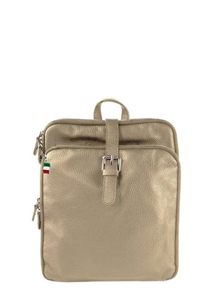 Beige leren tas met een gestructureerd oppervlak, voorzak met rits, bovenhandvat en gespsluiting; heeft een charm met de Italiaanse vlag eraan bevestigd.