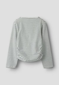 Pitkähihainen paita kevyestä kankaasta, jossa valkoinen pohja mustilla vaakaraitoilla ja takana laskostettu yksityiskohta.