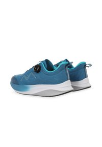 Baskets de sport bleues avec une tige en tissu texturé, semelle en caoutchouc et un cadran noir pour un laçage rapide. Présente des boucles au niveau du talon pour un enfilage facile.