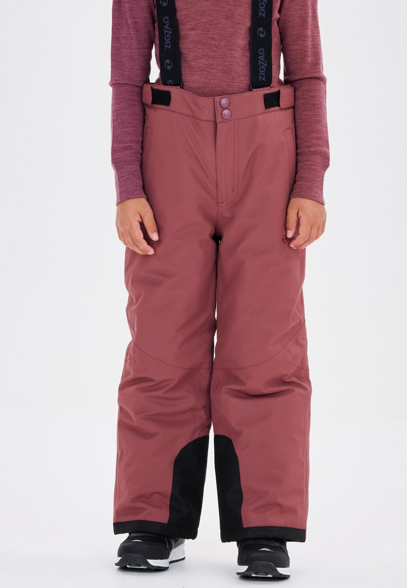 Pantalons de ski d'une couleur rose profond avec des accents noirs, fabriqués en matériau texturé et imperméable, dotés de poches cargo et de bretelles réglables.