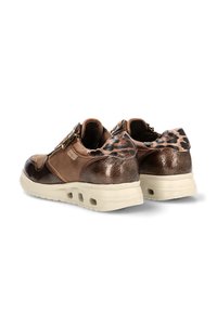 Zapatillas marrones con detalles de estampado de leopardo, cierre con cremallera y suelas acolchadas blancas, vistas desde atrás y en un ángulo hacia la derecha.