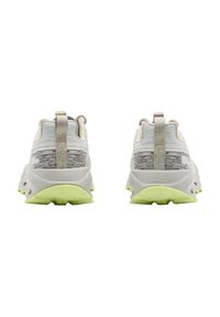 Lichtgrijze sport schoenen met een gestructureerde bovenkant, levendig limoen groene zool en reflecterende accenten. Hielloopje voor gemakkelijk aan- en uittrekken.