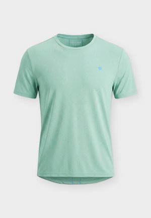 Hele-roheline lühikeste varrukatega ümara kaelusega T-särk, millel on peen tekstuuriga kangas ja väike sinine logo vasakul rinnal.