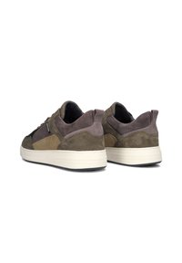 Suède sneakers in gedempt grijs en olijfgroene tonen, met een witte tussenzool en gestructureerde accenten. Laag profiel ontwerp met een gevoerde kraag.