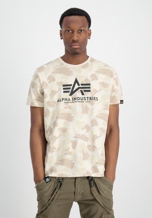 Beige camo T-shirt med korte ærmer, har sort "Alpha Industries" logo på brystet, glat stof, rund halsudskæring.