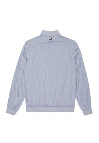 Giacca leggera, azzurra, con maniche lunghe, colletto e polsini a costine, vita elastica, realizzata in un materiale liscio e leggero. Design semplice senza decorazioni.