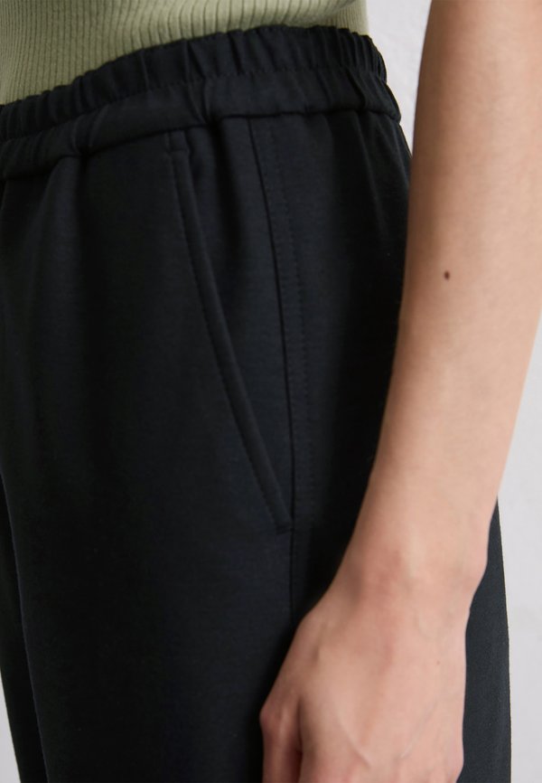 MARC O’POLO X DFB TRAVEL COLLECTION PANTS JOGGER STYLE TAPERED LEG FRENCH POCKETS - Trousers4