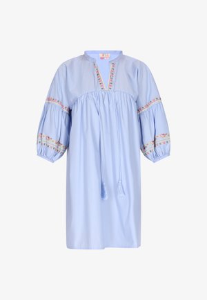 Helles blaues Kleid aus Baumwolle, mit rundem Ausschnitt, Puffärmeln, gestickten Akzenten und Zugbändern mit Quasten.