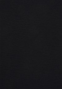 Zwarte stof met een gladde textuur en fijne weving, met een gelijkmatige, diepe kleur zonder patronen of versieringen.