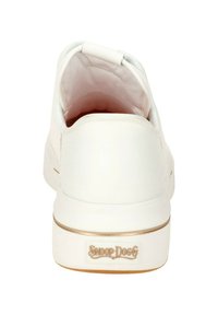 Weißer Sneaker mit einem glatten synthetischen Obermaterial, runder Form, gepolstertem Schaft und einer Sohle mit goldenen Akzenten, die mit "Snoop Dogg" Branding versehen ist.