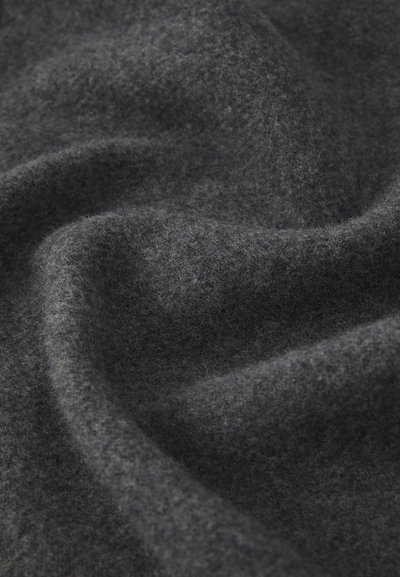 Tissu en laine gris foncé avec une surface douce et texturée, présentant des plis drapés et une apparence lisse. Convient pour des vêtements ou des accessoires.