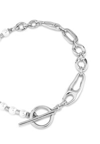 Pulsera de cadena de plata con formas de eslabones mixtos y acabado brillante. Presenta perlas blancas redondas y un cierre de anclaje.