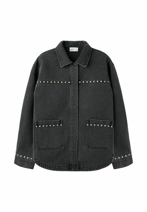 Veste en jean noire avec col, manches longues, poches avant et clous argentés le long de la poitrine, du haut des poches et des poignets de manches.