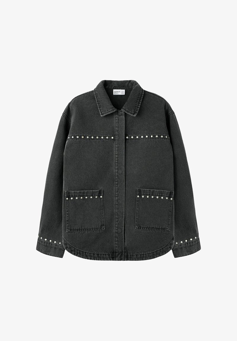 Veste en jean noire avec col, manches longues, poches avant et clous argentés le long de la poitrine, du haut des poches et des poignets de manches.