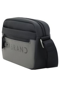 Borsa a tracolla rettangolare grigia e nera con chiusura a zip, texture liscia e logo sul lato. Include una strap regolabile.
