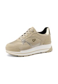 Sneaker beige con tomaia in suede, dettagli glitterati e suola a piattaforma bianca. Presenta lacci piatti e un cappuccio sul tallone in metallo dorato.
