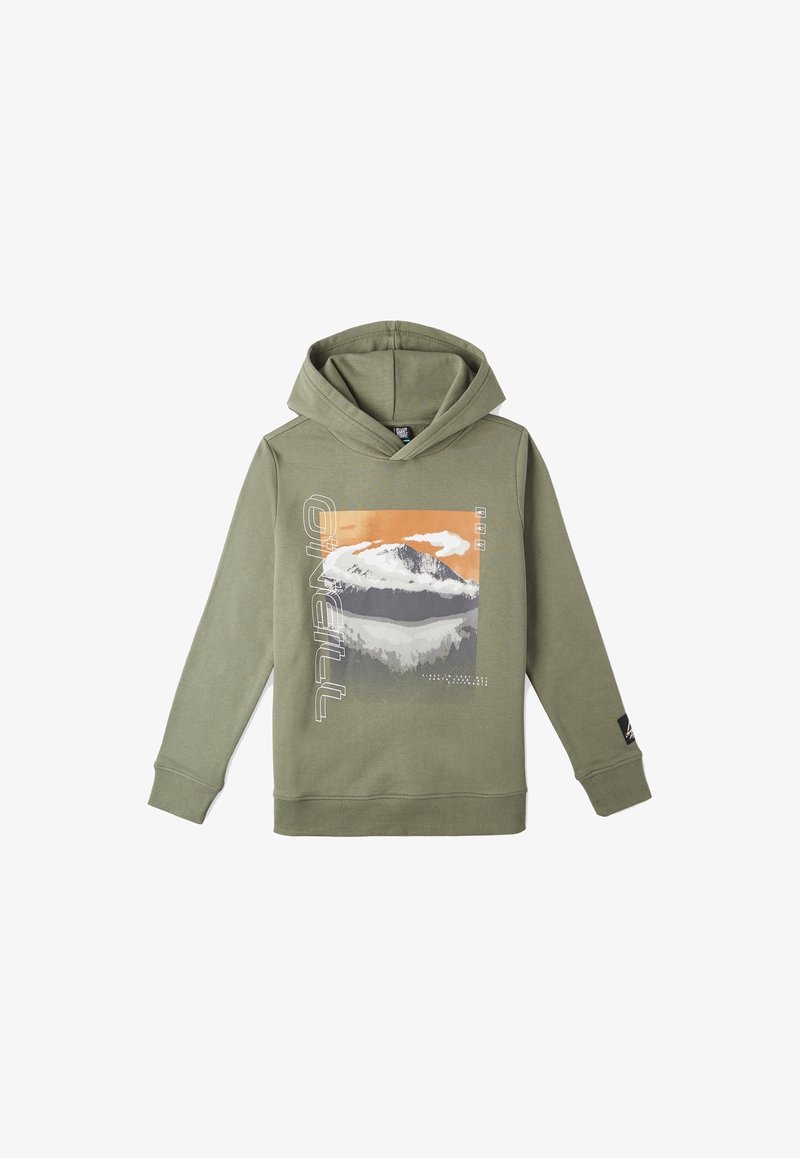 Sweat à capuche vert avec un graphique montagne et lac en orange, blanc et gris sur le devant et du texte vertical blanc sur le côté gauche.