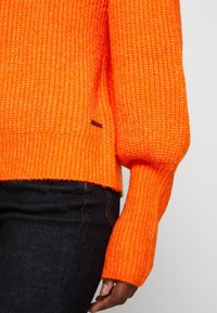 Colourful Rebel Sweter