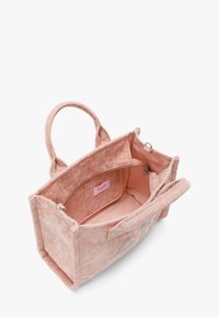 Borsa in tessuto rosa con due manici superiori, un compartimento con zip e un interno a texture morbida. Presenta cuciture e un'etichetta all'interno.