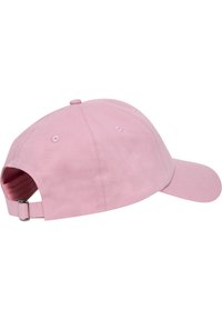 Rosa basebollkeps med böjd skärm, justerbar rem bak och strukturerad tyg. Sju ventilationshål ingår.