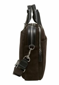 Dunkelbraune Wildlederbrieftasche mit schwarzen Ledergriffen, silbernen Reißverschlüssen und abnehmbarem Schulterriemen auf weißem Hintergrund.