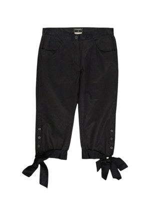 Pantalon noir court avec poches avant, braguette à boutons, boutons latéraux près des ourlets et nœuds noués aux poignets inférieurs.