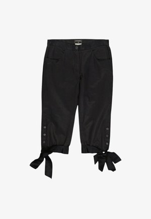 Pantalon noir court avec poches avant, braguette à boutons, boutons latéraux près des ourlets et nœuds noués aux poignets inférieurs.