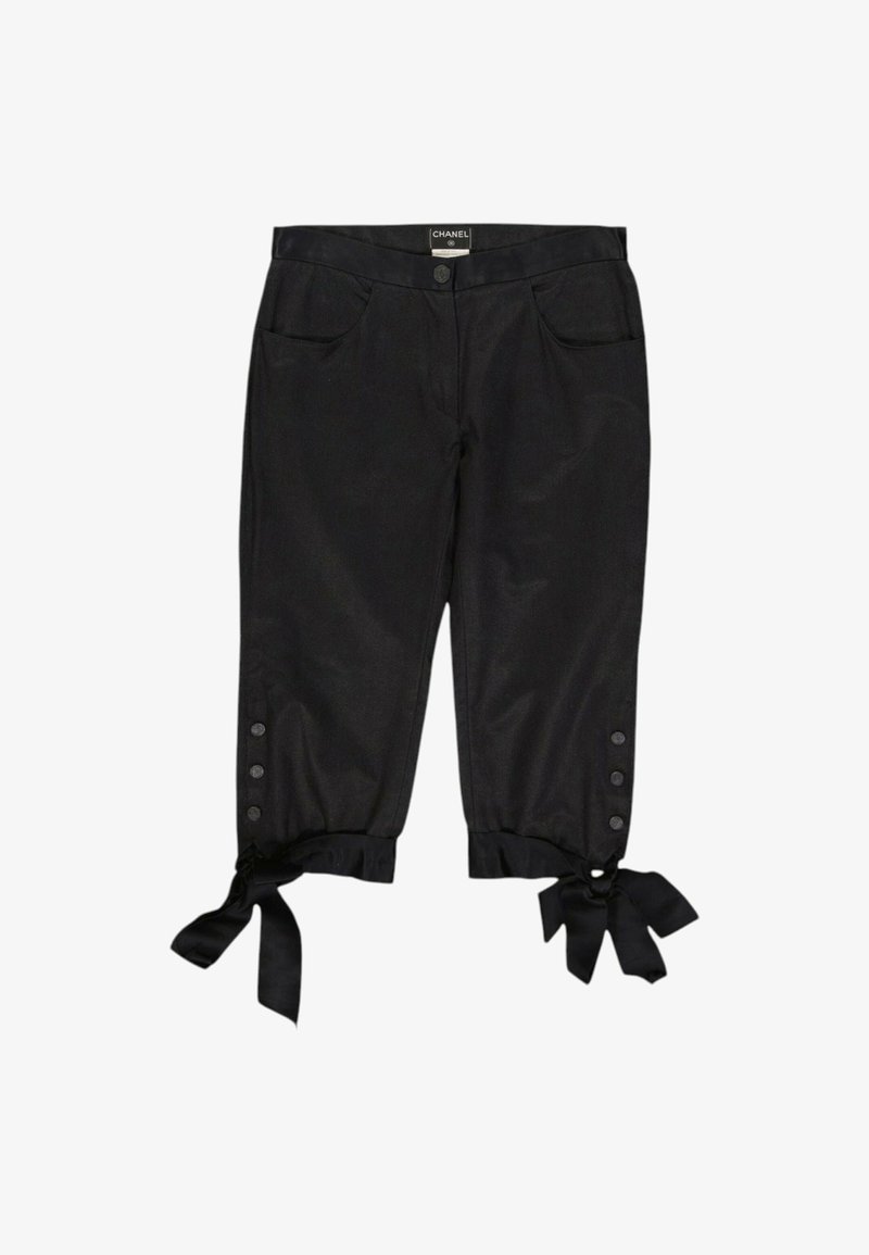Pantalon noir court avec poches avant, braguette à boutons, boutons latéraux près des ourlets et nœuds noués aux poignets inférieurs.