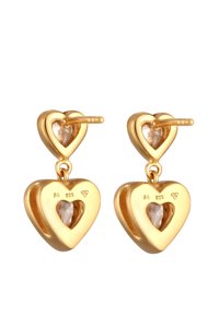 Herzförmige Ohrringe in Goldoptik mit klaren Edelsteinen, einem geschichteten Design und polierter Oberfläche. Mit "925" für Silbergehalt gekennzeichnet.