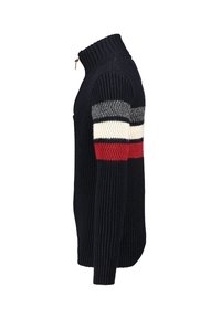 Námořnický pletený svetr s vysokým límcem, s horizontálními pruhy v červené, bílé, šedé a černé barvě na rukávech. Detail se zipem u krku.