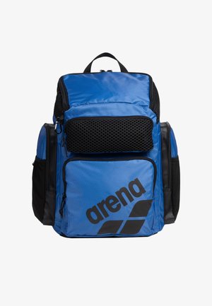 Mochila azul con acentos negros, que cuenta con múltiples compartimentos con cremallera, acabado texturizado y un gran logo "arena" en el frente.