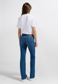 Lee JESSICA - Kavbojke na zvonec - stone blue denim
