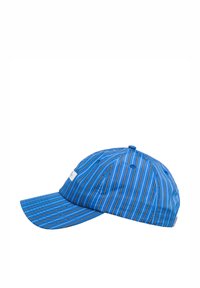Cappello blu con strisce verticali bianche e gialle. Caratterizzato da un visiera curva e un bottone superiore. Include un'etichetta bianca sulla parte anteriore.