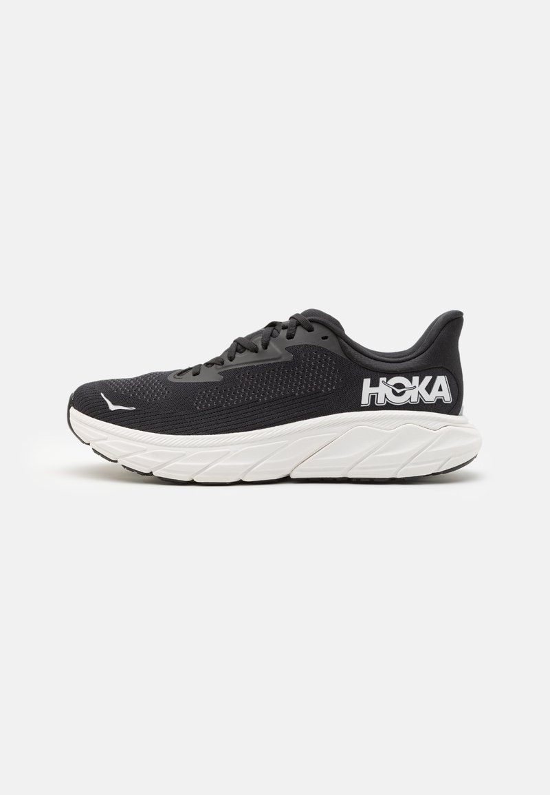 HOKA - ARAHI 7 - Lúdtalpbetétes futócipő - black/white, Nagyítás