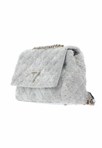 Sac à main gris matelassé avec des sequins argentés, bandoulière en chaîne et plaque de logo. Doté d'une fermeture à rabat et d'une surface texturée.