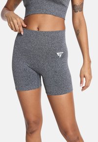 Sivé športové šortky vyrobené z texturovaného materiálu, s vysokým pásom a malým bielym logom na boku. Vhodné na aktívne nosenie.