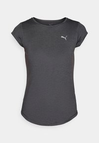 Camiseta atlética gris con mangas cortas, cuello redondo y un sutil logo en el pecho. Confeccionada en una tela suave y ligera.