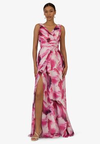 Florales Abendkleid aus leichtem Stoff mit V-Ausschnitt, schichtweisem Design, rosafarbenen Tönen und einem hohen Schlitz bis zum Oberschenkel. Akzentuiert mit einer taillierten Taille.
