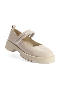 Beige gepatineerd leren Mary Jane-schoen met twee bandaccenten, ronde punt en stevige, gestructureerde zool. Het ontwerp heeft een lage hak.