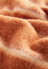 Self. Šal - rust ecru stripe