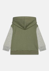 Mikina s kapucňou v olivovo zelenej farbe s šedými rukávmi. Má jemnú textúru a rebrované manžety na leme a rukávoch. Jednoduchý dizajn.