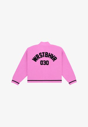 Pink ribstrikket sweater med sort tekst "WRSTBHVR 030" på ryggen, sorte stribedetaljer på ærmer og kant, lagt fladt med udstrakte arme.