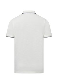 Weißes Poloshirt mit flachem Kragen und marineblauen Details sowie kurzen Ärmeln. Glatte Textur mit subtiler Stoffvariation.