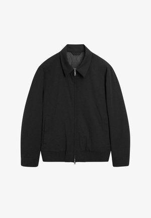 Giacca casual nera con colletto, zip frontale, due tasche laterali e polsini e orlo a costine, stesa su uno sfondo bianco.