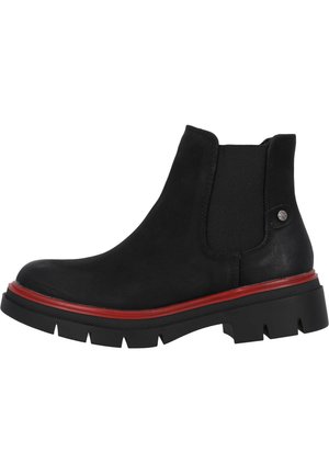 Botín negro de cuero con paneles laterales elásticos, acento rojo en la suela y una suela de goma texturizada para mayor tracción.