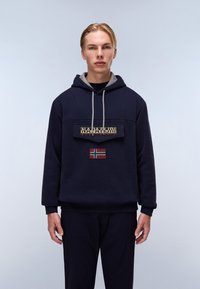 Sudadera marina con acentos grises, que presenta un gran parche de logo y un emblema de la bandera noruega en la parte frontal. Tejido suave y corte relajado.